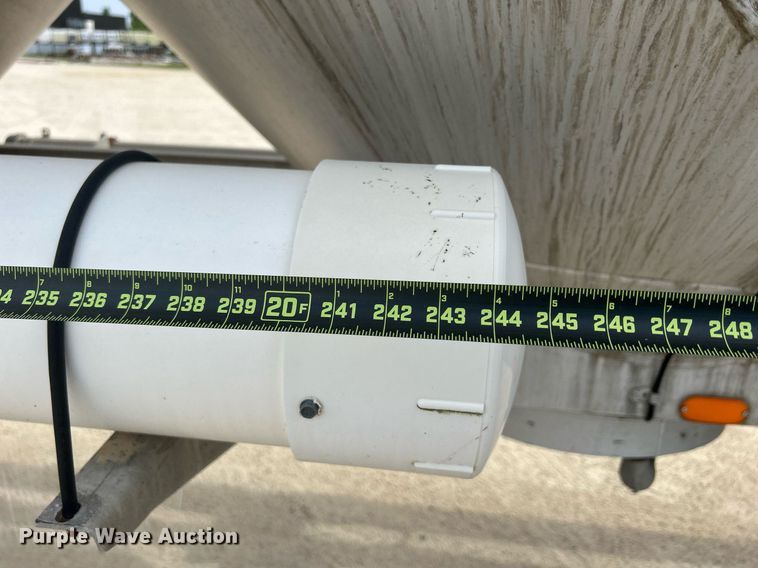 image for item DR4647 1992 Heil  pneumatic dry bulk trailer