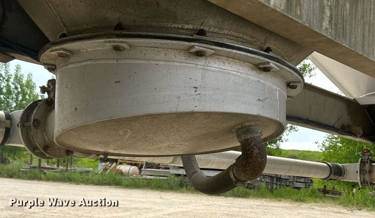 image for item DR4647 1992 Heil  pneumatic dry bulk trailer