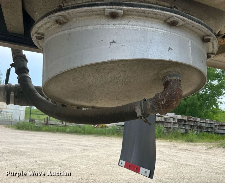 image for item DR4647 1992 Heil  pneumatic dry bulk trailer