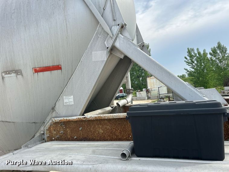 image for item DR4647 1992 Heil  pneumatic dry bulk trailer