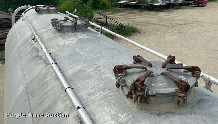 image for item DR4647 1992 Heil  pneumatic dry bulk trailer