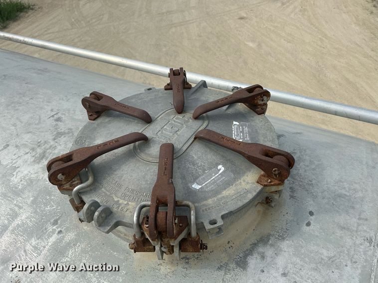 image for item DR4647 1992 Heil  pneumatic dry bulk trailer