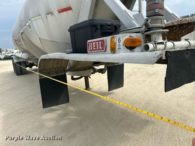 image for item DR4647 1992 Heil  pneumatic dry bulk trailer