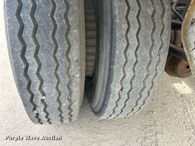 image for item DR4647 1992 Heil  pneumatic dry bulk trailer