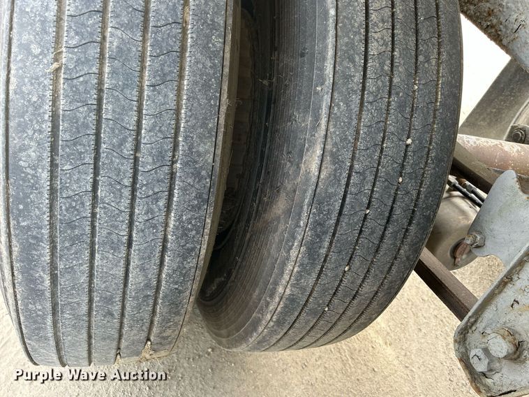 image for item DR4647 1992 Heil  pneumatic dry bulk trailer