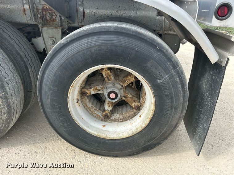 image for item DR4647 1992 Heil  pneumatic dry bulk trailer