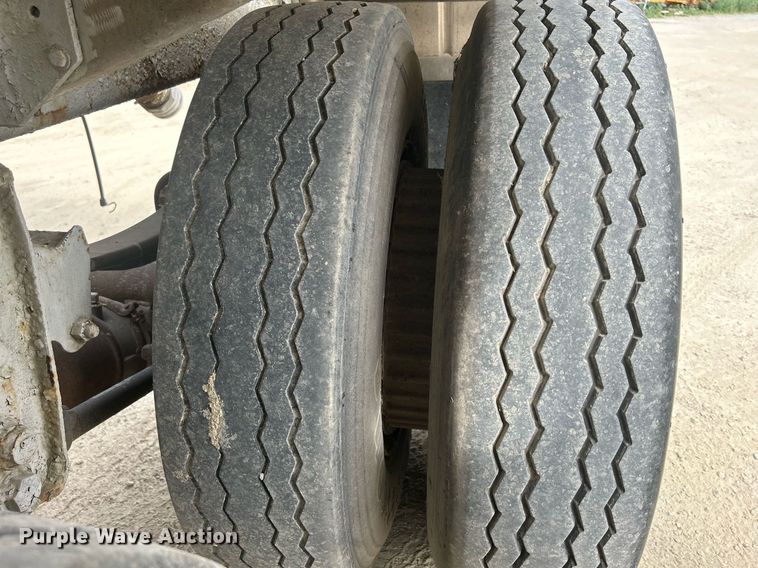 image for item DR4647 1992 Heil  pneumatic dry bulk trailer