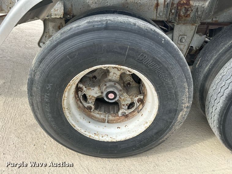 image for item DR4647 1992 Heil  pneumatic dry bulk trailer