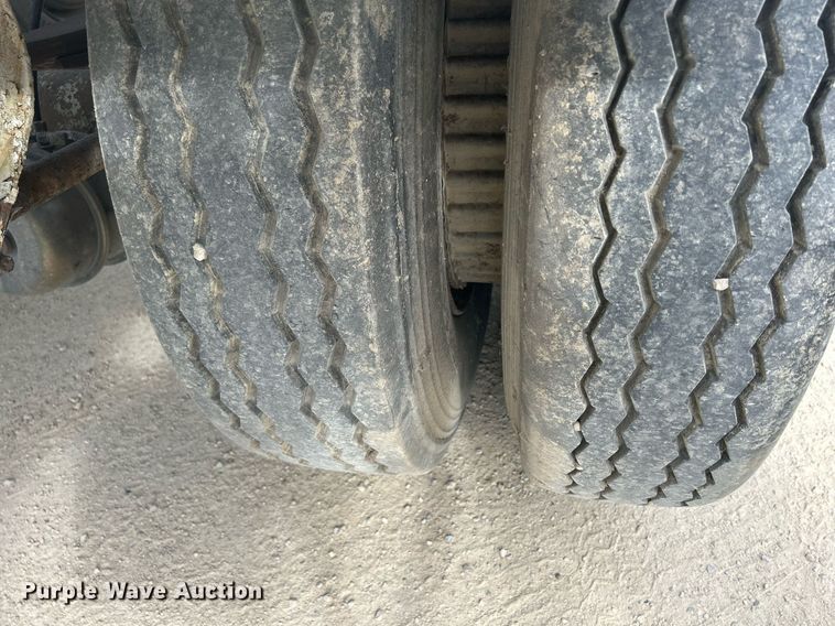 image for item DR4647 1992 Heil  pneumatic dry bulk trailer