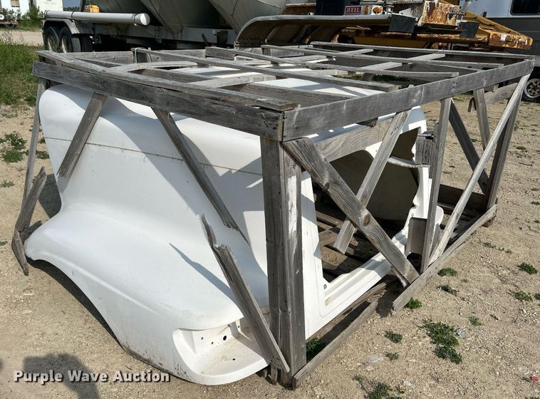 image for item DR4651 International 9200  hood