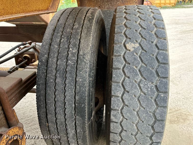 image for item DR4653 1995 Load King 2060-40-2  bottom dump trailer