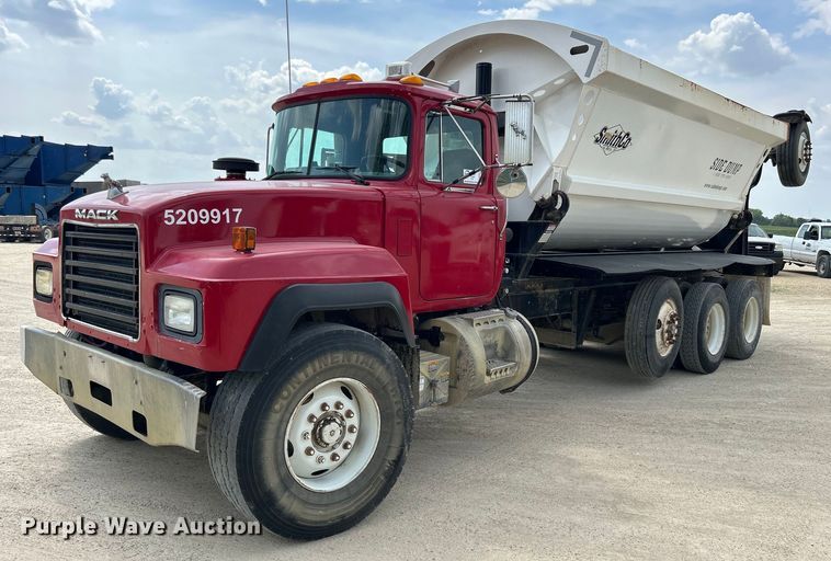 image for item DR4661 1999 Mack RD690S  dump truck