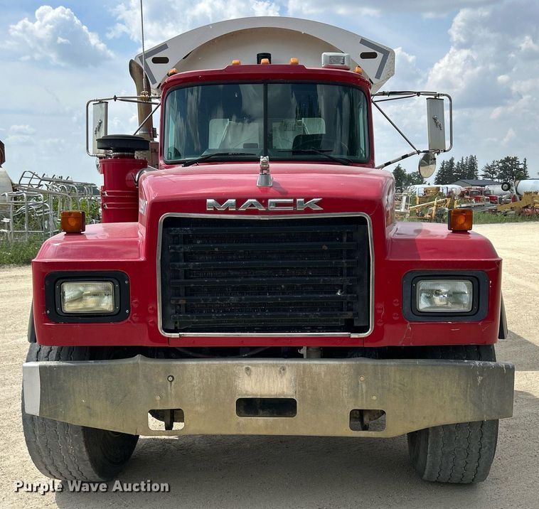 image for item DR4661 1999 Mack RD690S  dump truck