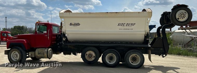 image for item DR4661 1999 Mack RD690S  dump truck