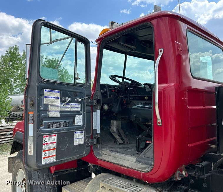 image for item DR4661 1999 Mack RD690S  dump truck