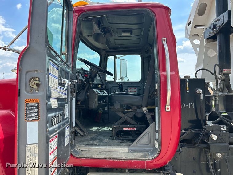 image for item DR4661 1999 Mack RD690S  dump truck