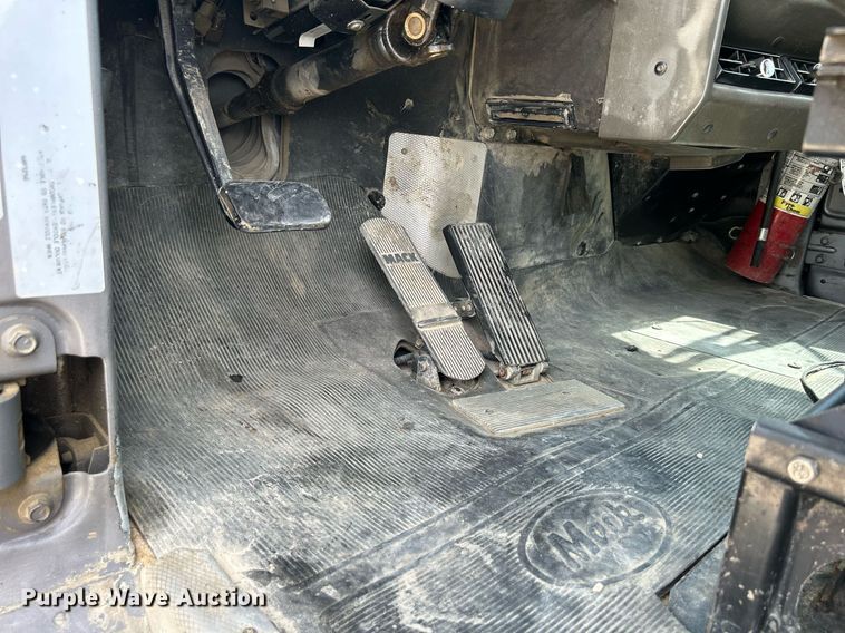 image for item DR4661 1999 Mack RD690S  dump truck