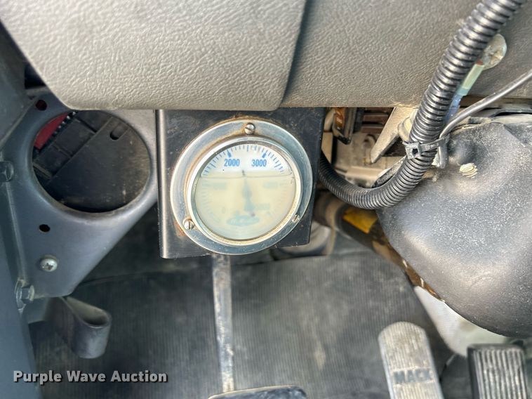 image for item DR4661 1999 Mack RD690S  dump truck