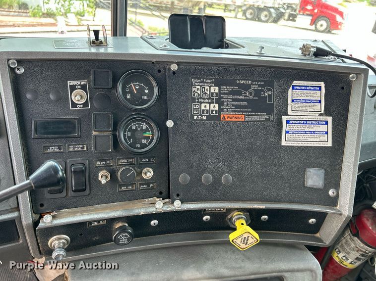 image for item DR4661 1999 Mack RD690S  dump truck