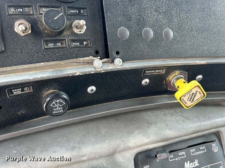 image for item DR4661 1999 Mack RD690S  dump truck