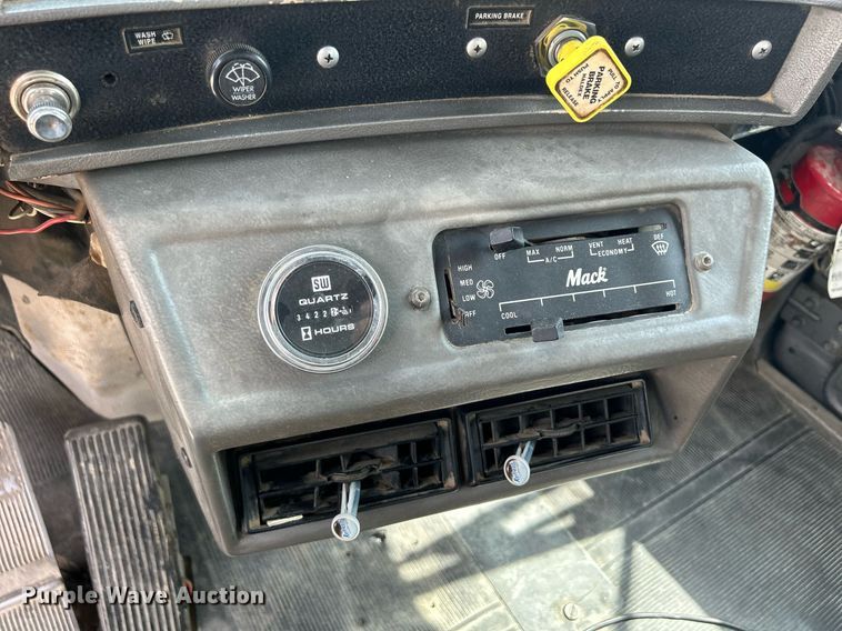 image for item DR4661 1999 Mack RD690S  dump truck