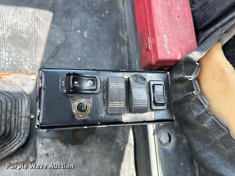 image for item DR4661 1999 Mack RD690S  dump truck