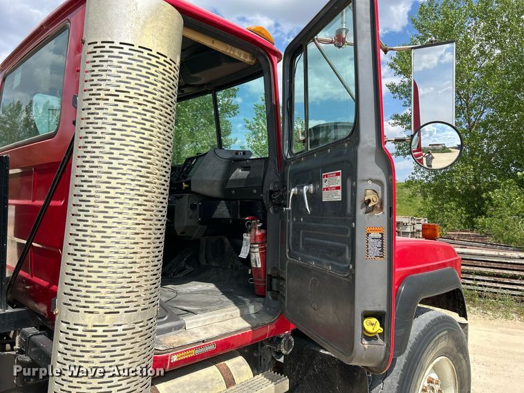 image for item DR4661 1999 Mack RD690S  dump truck