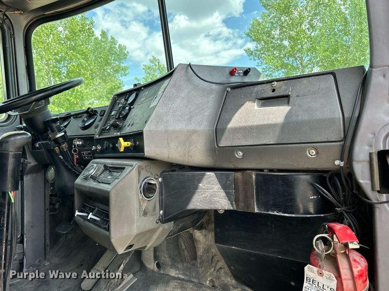 image for item DR4661 1999 Mack RD690S  dump truck