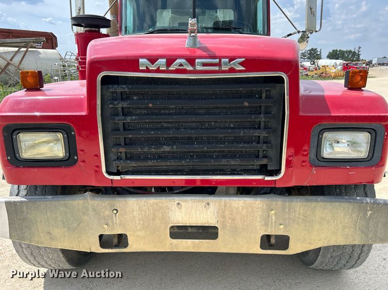 image for item DR4661 1999 Mack RD690S  dump truck