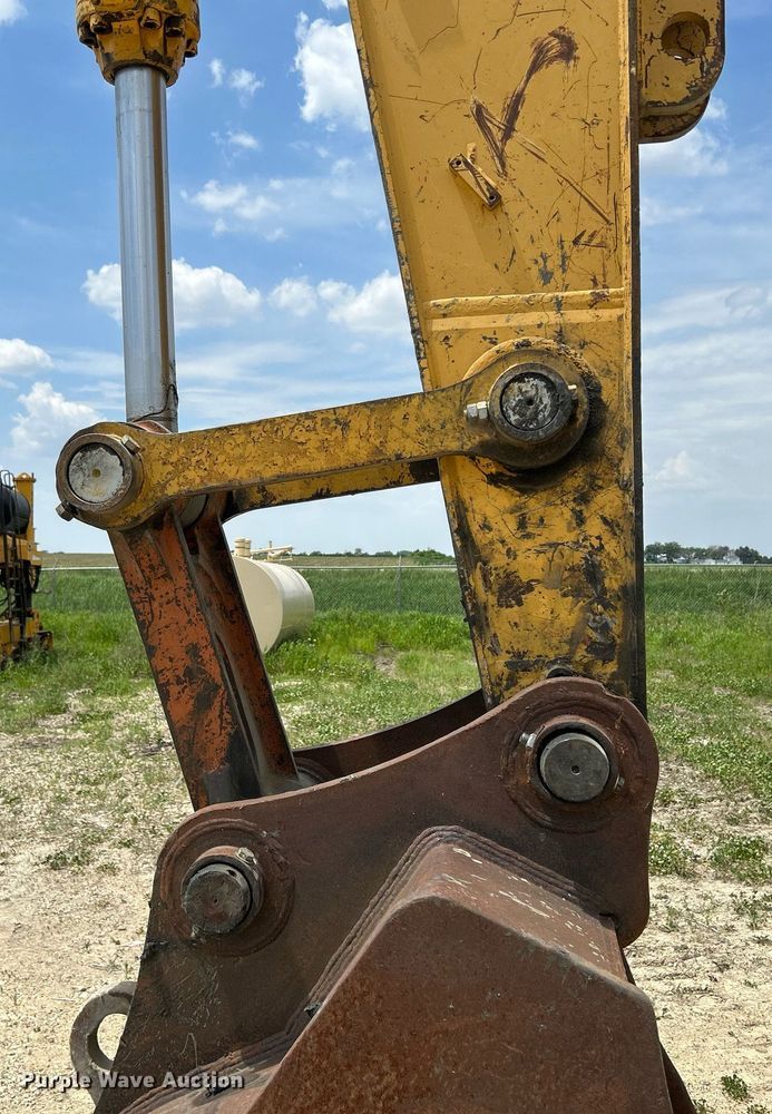 image for item DR4662 2003 John Deere 330C LC  excavator