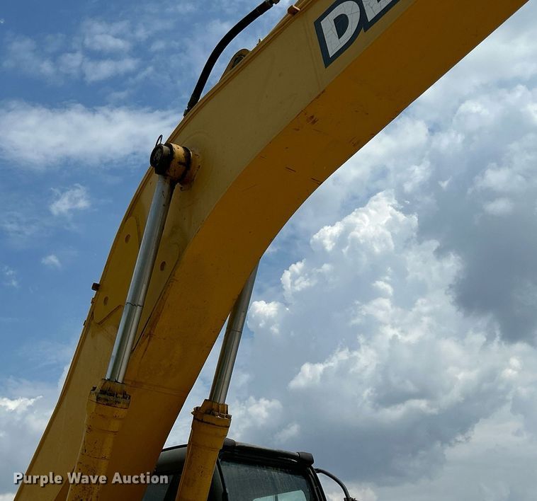 image for item DR4662 2003 John Deere 330C LC  excavator