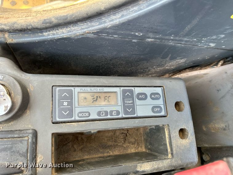 image for item DR4662 2003 John Deere 330C LC  excavator