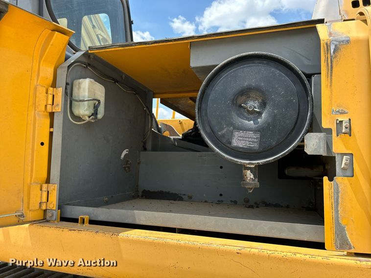 image for item DR4662 2003 John Deere 330C LC  excavator