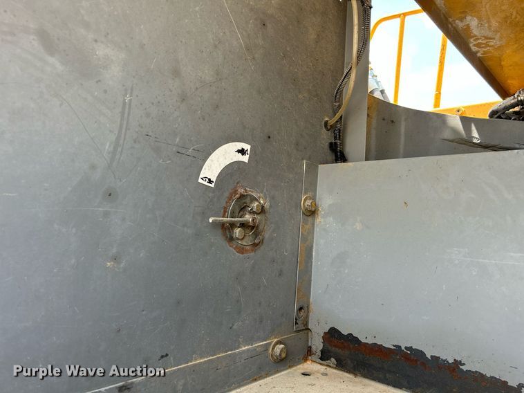 image for item DR4662 2003 John Deere 330C LC  excavator