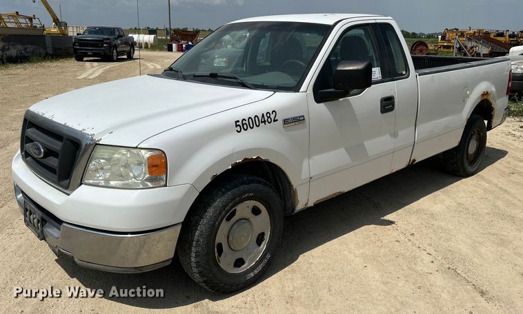 image for item DR4664 2004 Ford F150 XL  pickup truck