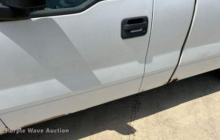 image for item DR4664 2004 Ford F150 XL  pickup truck