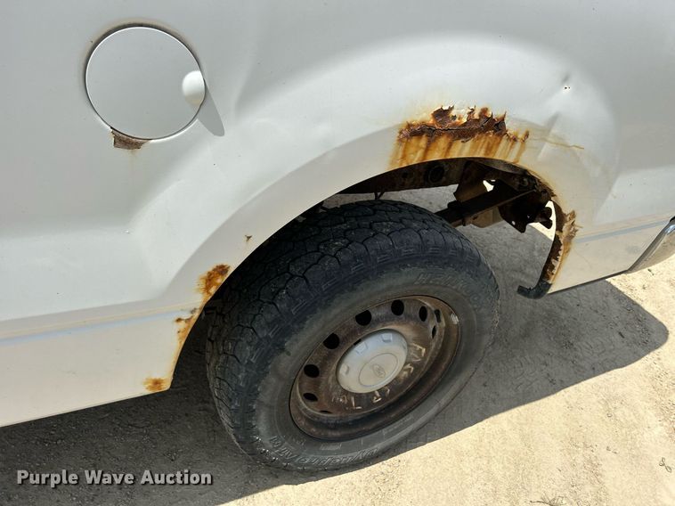 image for item DR4664 2004 Ford F150 XL  pickup truck