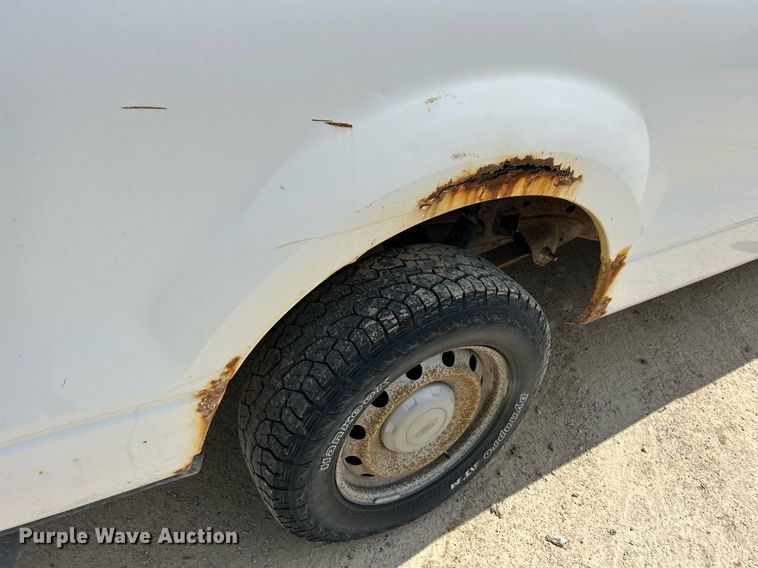 image for item DR4664 2004 Ford F150 XL  pickup truck