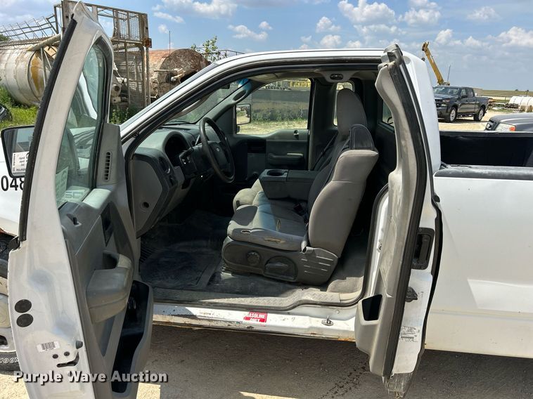 image for item DR4664 2004 Ford F150 XL  pickup truck