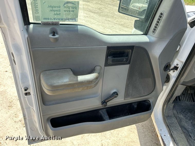 image for item DR4664 2004 Ford F150 XL  pickup truck