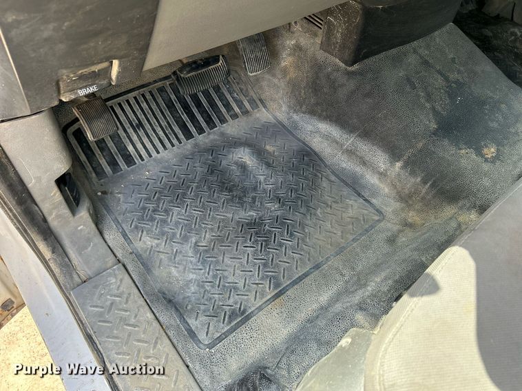 image for item DR4664 2004 Ford F150 XL  pickup truck