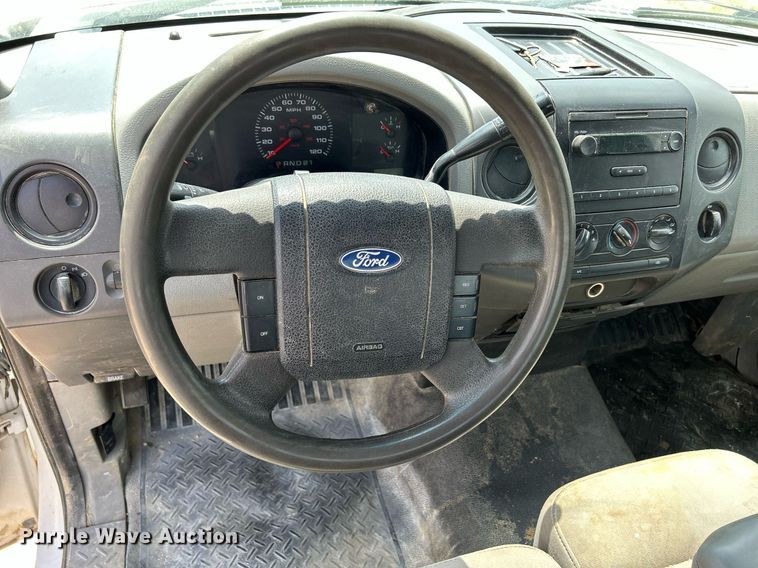 image for item DR4664 2004 Ford F150 XL  pickup truck