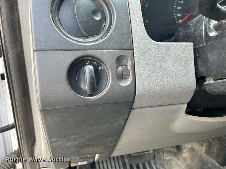 image for item DR4664 2004 Ford F150 XL  pickup truck