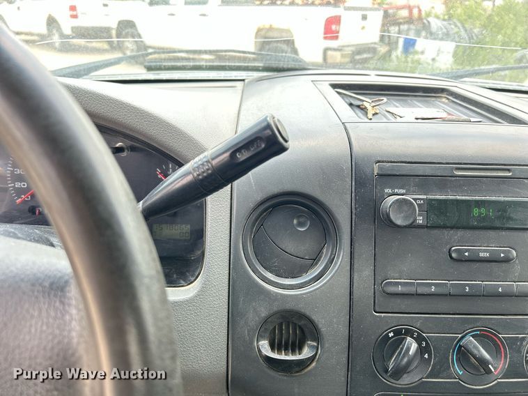 image for item DR4664 2004 Ford F150 XL  pickup truck