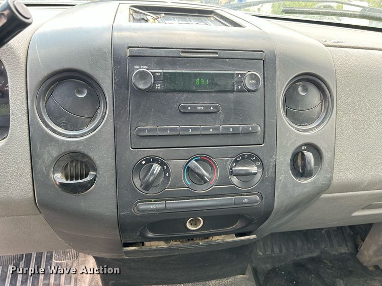 image for item DR4664 2004 Ford F150 XL  pickup truck