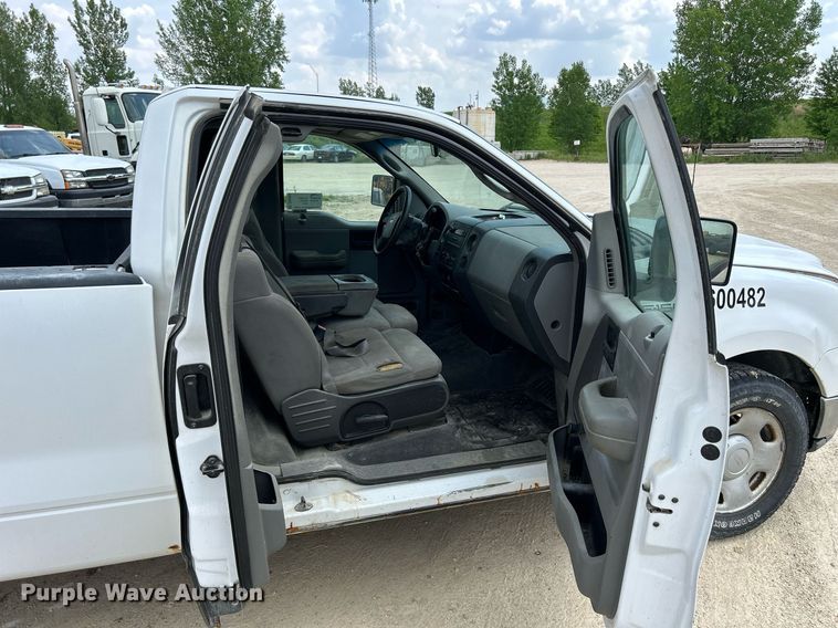 image for item DR4664 2004 Ford F150 XL  pickup truck