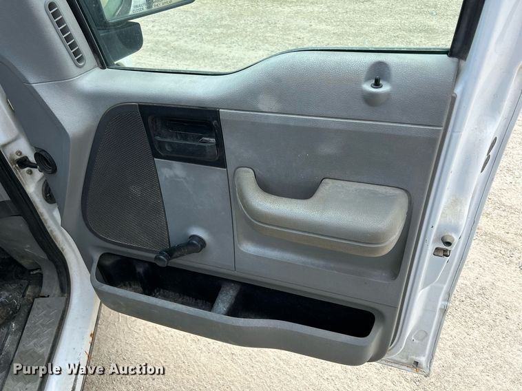 image for item DR4664 2004 Ford F150 XL  pickup truck