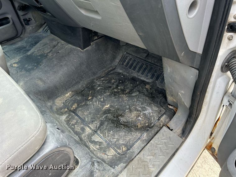 image for item DR4664 2004 Ford F150 XL  pickup truck