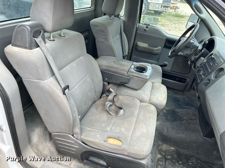 image for item DR4664 2004 Ford F150 XL  pickup truck