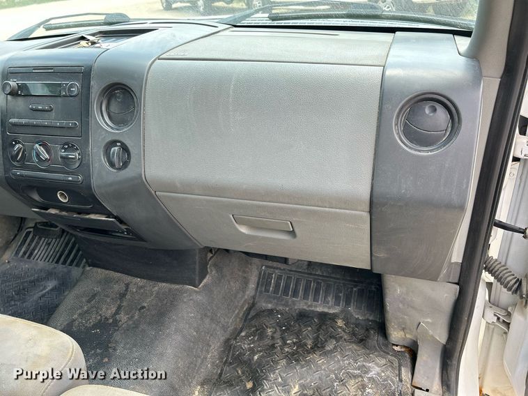 image for item DR4664 2004 Ford F150 XL  pickup truck